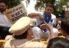 राष्ट्रपति भवन मार्च से पहले कांग्रेस नेताओं और पुलिस के बीच हुई नोकझोंक, हिरासत में कई नेता कांग्रेस