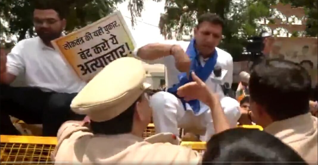 राष्ट्रपति भवन मार्च से पहले कांग्रेस नेताओं और पुलिस के बीच हुई नोकझोंक, हिरासत में कई नेता कांग्रेस