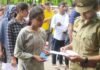 क्या यही है यूपी पुलिस परीक्षा की सबसे सख्त चेकिंग? मुंह और जींस तक में मेटल डिटेक्टर डालने का वीडियो वायरल यूपी