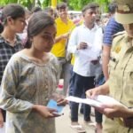 क्या यही है यूपी पुलिस परीक्षा की सबसे सख्त चेकिंग? मुंह और जींस तक में मेटल डिटेक्टर डालने का वीडियो वायरल यूपी