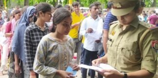 क्या यही है यूपी पुलिस परीक्षा की सबसे सख्त चेकिंग? मुंह और जींस तक में मेटल डिटेक्टर डालने का वीडियो वायरल यूपी