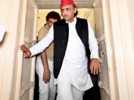 यूपी की सियासत में बढ़ी हलचल! मुलायम के साथियों के घर-घर क्यों जा रहे हैं अखिलेश यादव? अखिलेश यादव