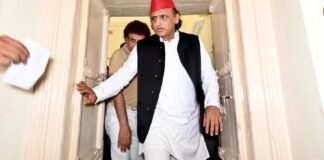 यूपी की सियासत में बढ़ी हलचल! मुलायम के साथियों के घर-घर क्यों जा रहे हैं अखिलेश यादव? अखिलेश यादव