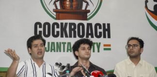 कॉकरोच जनता पार्टी की प्रेस कॉन्फ्रेंस की इजाज़त या सिफारिश का खेल? मनोज झा की चिट्ठी से उठा बड़ा सवाल कॉकरोच जनता पार्टी