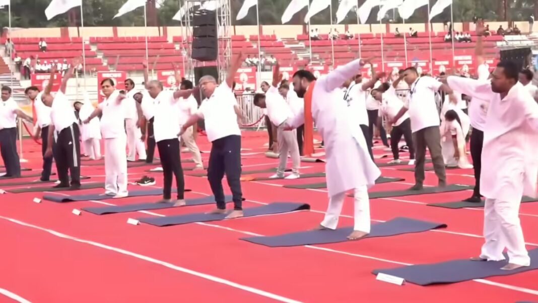 योग दिवस पर बिहार के स्वास्थ्य मंत्री का ‘अलग अंदाज’ वायरल, योग करते वीडियो ने सोशल मीडिया पर मचाई हलचल योग दिवस
