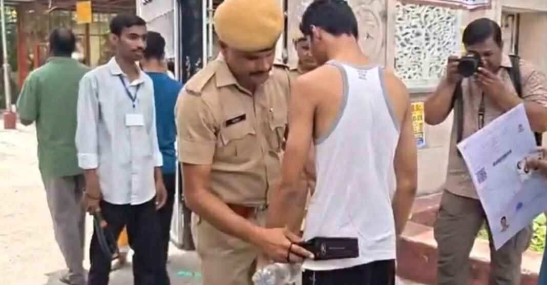 NEET सेंटर पर सख्ती या हद से ज्यादा नियम? शर्ट उतरवाकर बनियान में परीक्षा देने पहुंचा छात्र, हैरान कर देगी वजह NEET UG 2026 री-एग्जाम