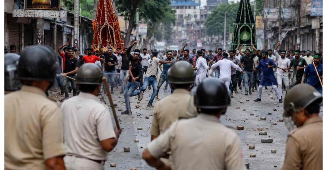 मुहर्रम से पहले दो अखाड़ों के बीच अचानक हुआ बड़ा विवाद, पत्थरबाजी से मच गया हड़कंप! विवाद