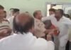 क्लासरूम में पढ़ा रहे थे उर्दू टीचर, तभी घुसे कुछ लोग और हो गया बवाल! वीडियो वायरल होने के बाद राजनीति भी गरमाई टीचर