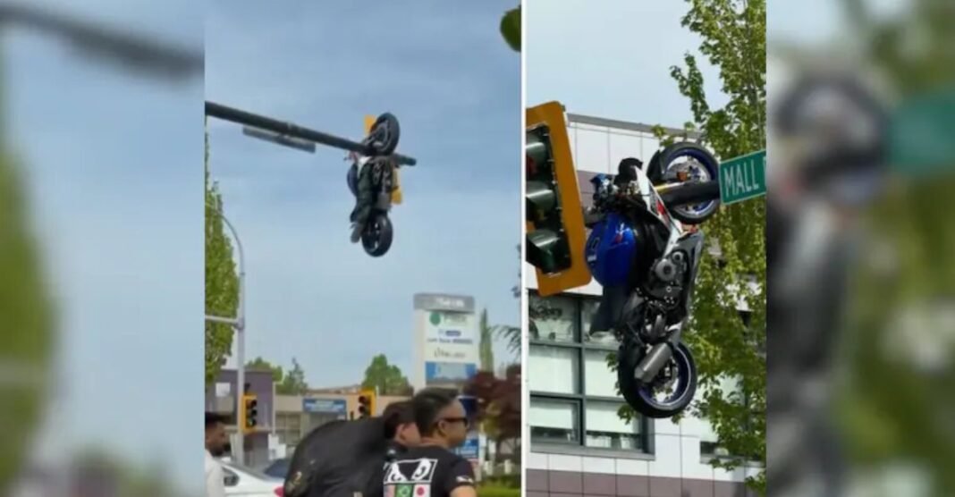 BMW और बाइक की ऐसी जबरदस्त टक्कर कि BIKE उड़कर ट्रैफिक सिग्नल के खंभे पर जा फंसी, VIDEO देखकर लोग रह गए दंग! BMW