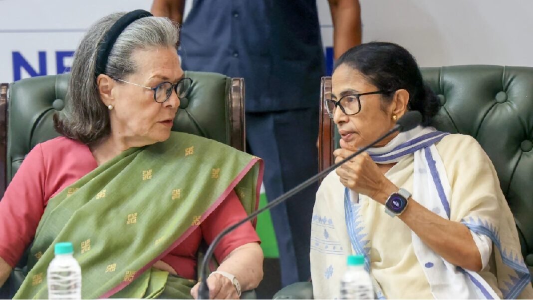 क्या मानेंगी दीदी? सोनिया गांधी ने ममता बनर्जी को दिया कांग्रेस में विलय का न्योता ममता बनर्जी