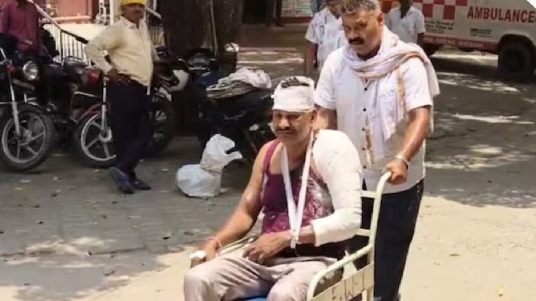 बदमाशों को पकड़ने आई पुलिस को गांव वालों ने समझा चोर, लाठी-डंडों से पीटकर किया अधमरा; अब 50 लोगों पर केस दर्ज UP