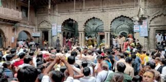 क्या सचमुच खतरे में है 150 साल पुराना बांके बिहारी मंदिर? दीवारों में दरारों की चर्चा के बीच कमेटी ने बताई पूरी सच्चाई बांके बिहारी मंदिर