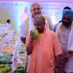 2 किलो के आम को देखकर क्यों रुक गए CM योगी? लखनऊ के मैंगो फेस्टिवल में 800 किस्मों ने सबको किया हैरान CM योगी