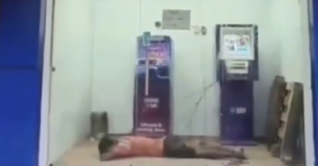 ATM के अंदर ऐसा क्या कर रहा था युवक? वायरल वीडियो ने मचाई हलचल ATM