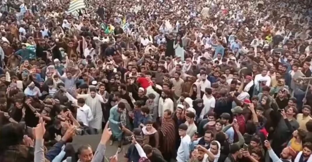 Pok में आखिर ऐसा क्या हुआ कि हजारों लोग सड़कों पर उतर आए? भारत से भी की मदद की अपील PoK