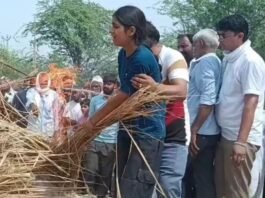 शहीद पिता की चिता के सामने 14 साल की बेटी ने जो किया, देखकर हर किसी की आंखें भर आईं बेटी साक्षी