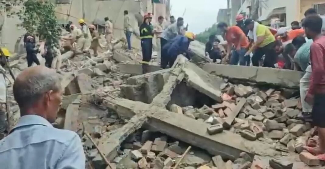 दिल्ली में अचानक गिरी निर्माणाधीन इमारत! मलबे में कई लोगों के फंसे होने की आशंका, मौके पर मचा हड़कंप Delhi News