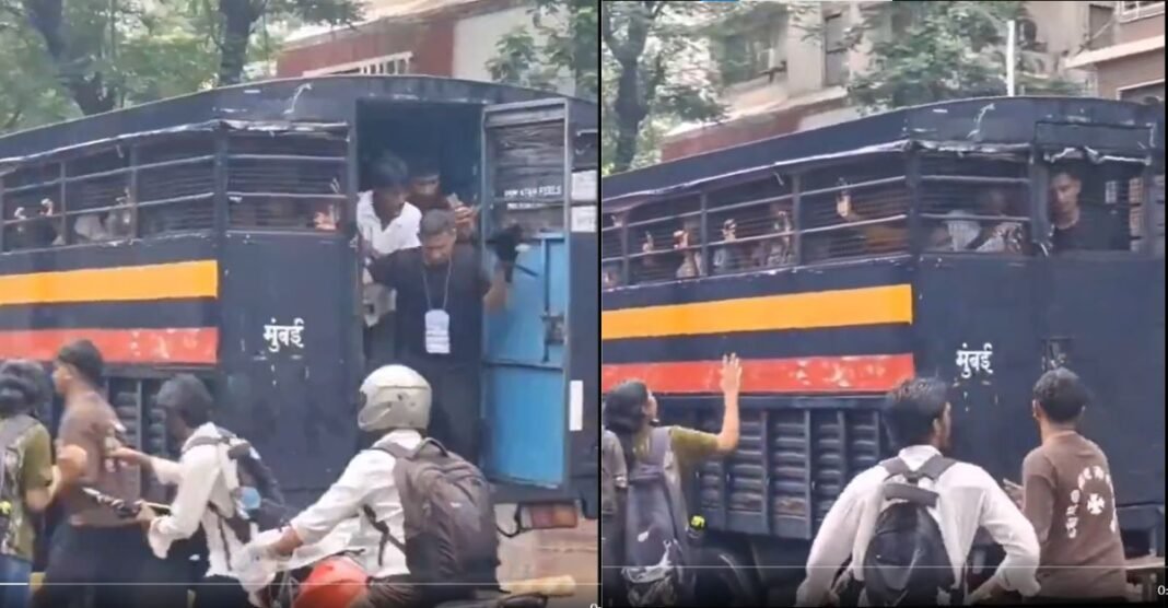 प्रदर्शन कर रहे छात्रों को हिरासत में लेकर जा रही थी पुलिस, फिर जो हुआ देख कर रह जाएंगे हैरान छात्र प्रदर्शन
