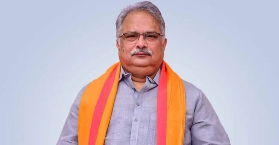बीजेपी ने आखिरी वक्त पर खेला बड़ा दांव! देवेश कुमार के इस्तीफे से किसकी बच गई कुर्सी? देवेश कुमार