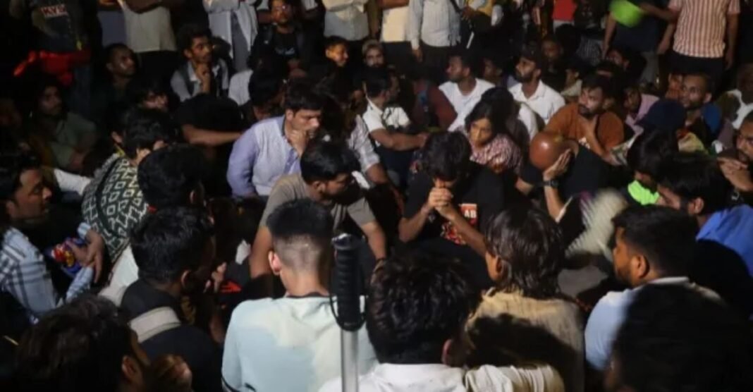 जंतर-मंतर पर रातभर क्या होता रहा? पुलिस की कार्रवाई के बाद सुबह फिर तैयार हुआ स्टेज, अब आगे क्या होगा? जंतर-मंतर