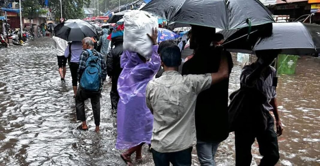 यूपी के इन 12 जिलों में बारिश का रेड अलर्ट, दिल्ली से लेकर बिहार तक कई राज्यों में भारी बारिश IMD Weather Update