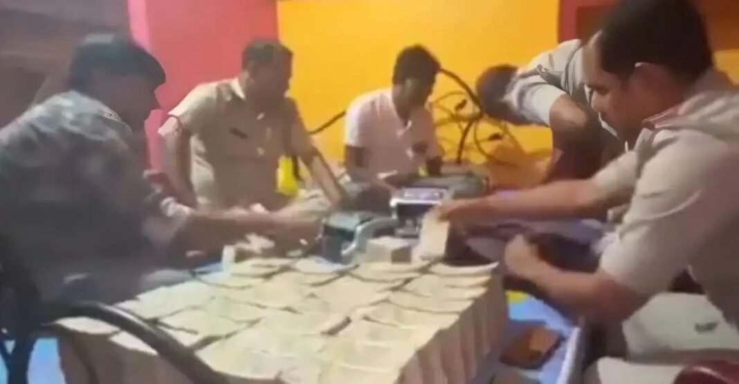 पूर्व बस ड्राइवर के घर छापा पड़ते ही खुला करोड़ों का राज, बोरियों में मिला कैश और सोने का जखीरा, 5 मशीनें भी गिनते-गिनते हुई बंद West Bengal News