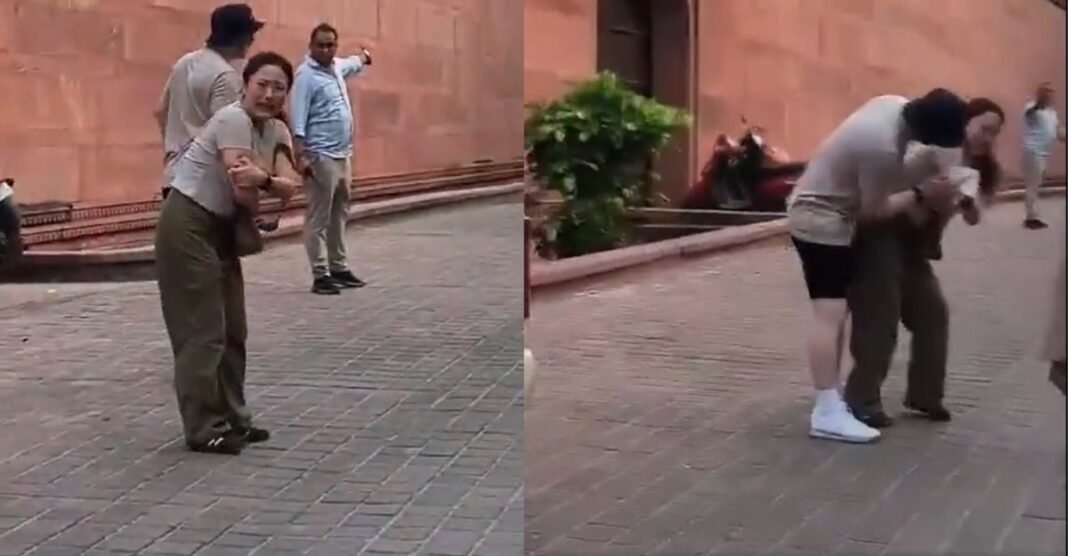 आगरा में विदेशी पर्यटक पर बंदर का अटैक, ताजमहल के बाहर मचा हड़कंप, देंखे VIDEO आगरा