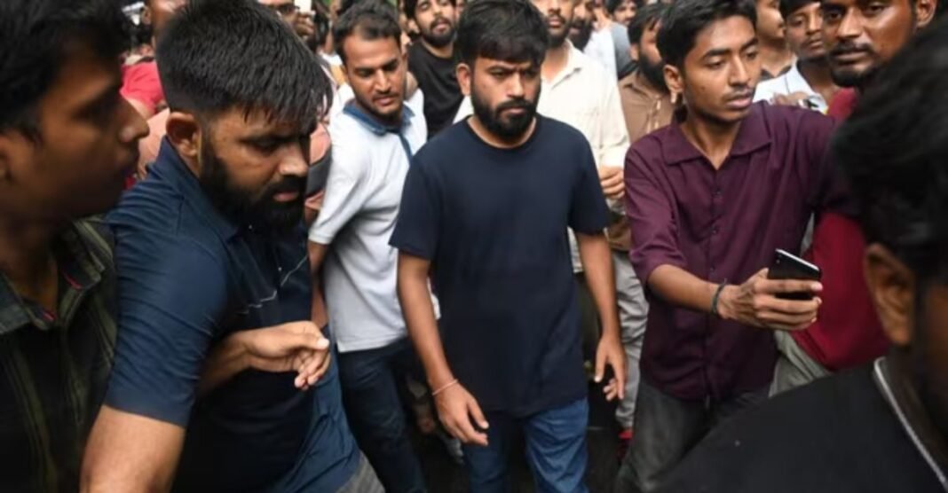 लाठीचार्ज के बाद अभिजीत दीपके के माता-पिता का बड़ा बयान! कहा-‘बेटे से पीछे हटने के लिए…’ अभिजीत दीपके