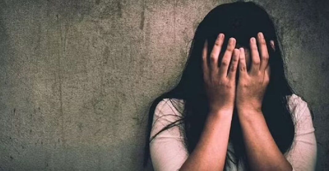 पिता पर लगे ऐसे आरोप कि कांप उठे लोग! बेटी ने खुद को लगाई आग, अस्पताल में जिंदगी की जंग Odisha News