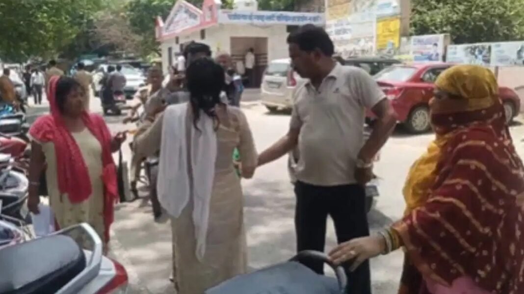 ‘अब नहीं सहूंगी…’ बरेली SSP ऑफिस के बाहर महिला ने क्यों उड़ेल लिया खुद पर डीजल? दफ्तर में मची चीख-पुकार, उड़ गए पुलिस के होश! बरेली