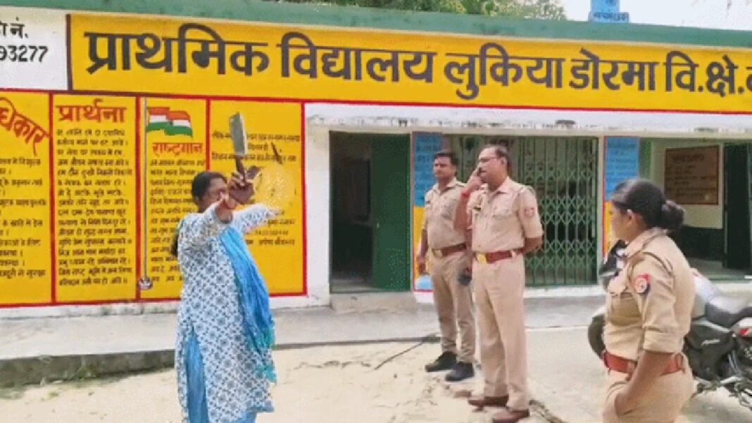 UP: स्कूल में चाकू लेकर पहुंची हेडमास्टर, फिर जो हुआ उसे देखकर उड़े सभी के होश UP
