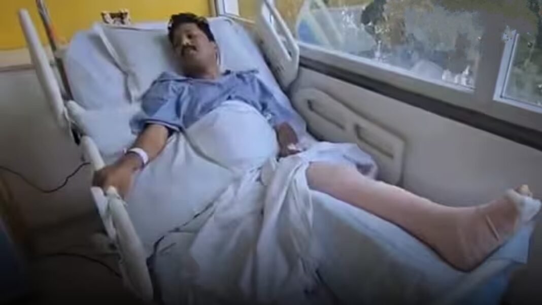बेंगलुरु में अचानक जमीन में समा गए बीजेपी नेता! जब उठीं दोनों टांगें तो मंत्री और MLA तक हिला प्रशासन बेंगलुरु
