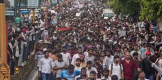 सिर्फ 4 घंटे के प्रदर्शन में बदल गई तस्वीर! UP के बच्चों ने किया ऐसा आंदोलन कि तुरंत हरकत में आया प्रशासन UP