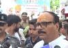 लखनऊ में डिप्टी सीएम आवास के बाहर बारिश में क्यों डटे रहे युवा? एक फोन कॉल से बदल गया पूरा माहौल! Lucknow UPSSSC Protest