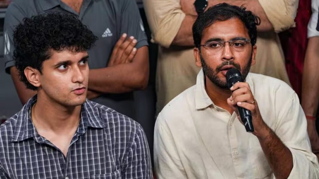 अलवर में धरने पर बैठी कॉकरोच जनता पार्टी, अब आशुतोष रांका ने सरकार से कर दी ये मांग अलवर