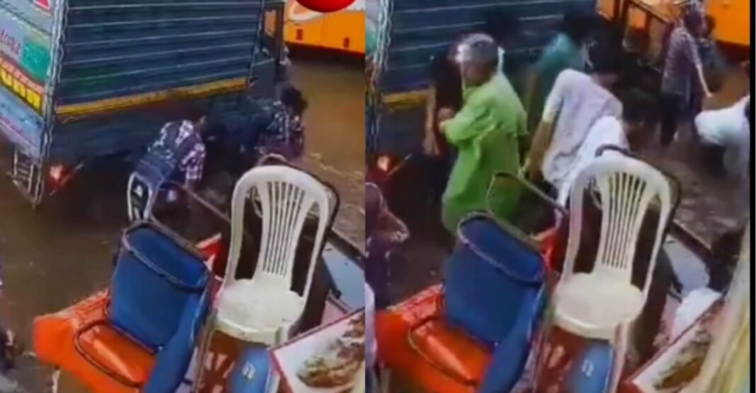 सड़क पर चल रहे थे बच्चे, अचानक खुला नाला बना मौत का जाल! VIDEO में दिखा ऐसा मंजर कि मच गई चीख-पुकार Delhi News