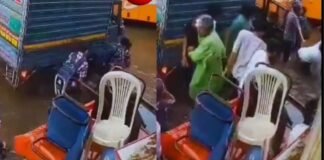 सड़क पर चल रहे थे बच्चे, अचानक खुला नाला बना मौत का जाल! VIDEO में दिखा ऐसा मंजर कि मच गई चीख-पुकार Delhi News