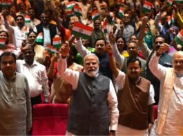 संसद में गतिरोध के बीच NDA का शक्ति प्रदर्शन, हाथों में तिरंगा लेकर निकले PM मोदी-अमित शाह, विपक्ष पर साधा निशाना NDA Meeting