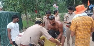 सड़क पर अचानक बेहोश होकर गिरा कांवड़िया, पुलिस ने जो किया उसे देखकर सब रह गए दंग सहारनपुर