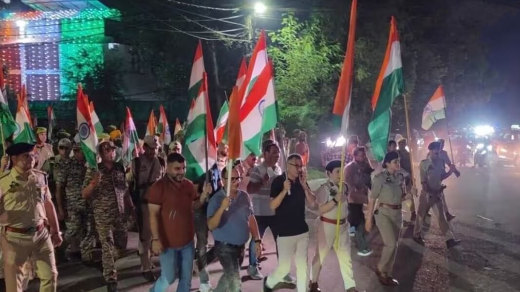 देशभक्ति के सैलाब में डूबा कठुआ: तिरंगे के साथ सड़कों पर उतरे अधिकारी और आम नागरिक, शहीदों को किया नमन कठुआ