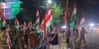 देशभक्ति के सैलाब में डूबा कठुआ: तिरंगे के साथ सड़कों पर उतरे अधिकारी और आम नागरिक, शहीदों को किया नमन कठुआ