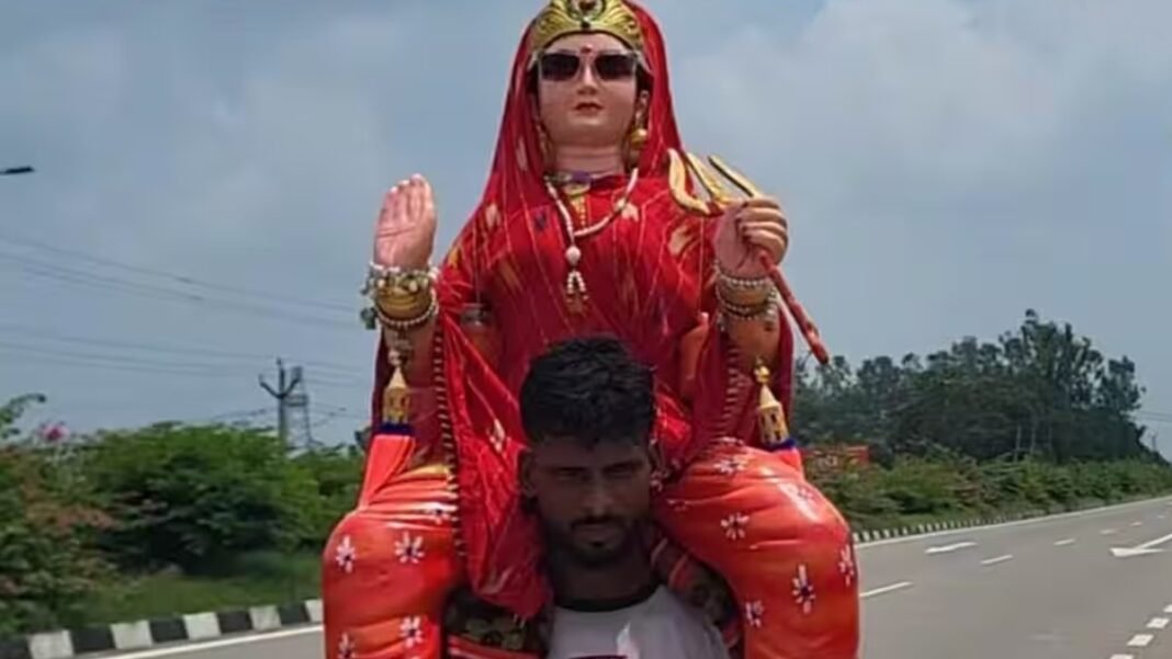 भोले के इस भक्त ने पार की सारी हदें! कंधे पर माता पार्वती को बैठाकर निकला कांवड़िया, वजह जान रह जाएंगे दंग माता पार्वती