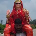 भोले के इस भक्त ने पार की सारी हदें! कंधे पर माता पार्वती को बैठाकर निकला कांवड़िया, वजह जान रह जाएंगे दंग माता पार्वती