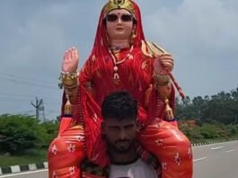 भोले के इस भक्त ने पार की सारी हदें! कंधे पर माता पार्वती को बैठाकर निकला कांवड़िया, वजह जान रह जाएंगे दंग माता पार्वती