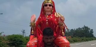 भोले के इस भक्त ने पार की सारी हदें! कंधे पर माता पार्वती को बैठाकर निकला कांवड़िया, वजह जान रह जाएंगे दंग माता पार्वती