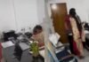 सालों की व्यस्तता के बाद जब पति ने दिया ऐसा सरप्राइज, क्लिनिक में ही खुशी से झूम उठीं डॉक्टर साहिबा! पति