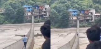 नेपाल बाढ़ में परिवार के लिए मौत से भिड़ गया पिता! उफनते पुल पर दौड़ते शख्स का VIDEO देख भावुक हुए लोग नेपाल