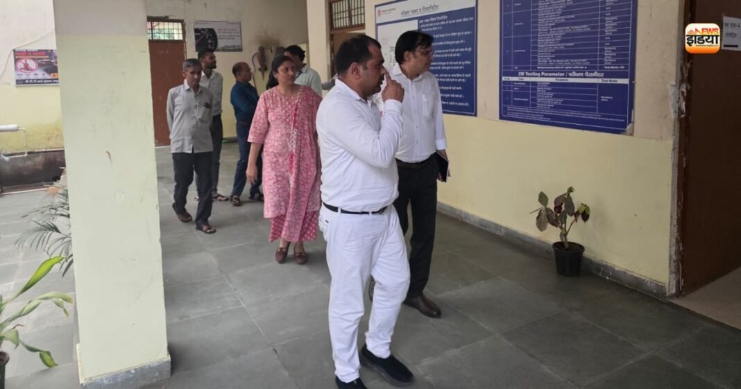 मथुरा के ARTO कार्यालय में अचानक पहुंच गए झांसी के RTO, निरीक्षण में सामने आई ये तस्वीर Mathura News