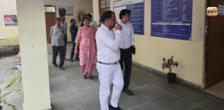 मथुरा के ARTO कार्यालय में अचानक पहुंच गए झांसी के RTO, निरीक्षण में सामने आई ये तस्वीर Mathura News