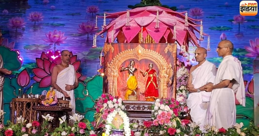 श्रीकृष्ण के जन्म पर चंद्रोदय मंदिर में दिखा अद्भुत नजारा, हर तरफ गूंजे जयकारे Vrindavan News